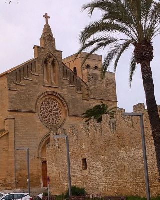 Dnes jsme prošli historickou část Alcúdie. Její historie sahá do roku 123 př. n. l., kdy ji osídlili Římané. Podél celého...